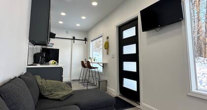 The Cardinal- Unique Container home 5 minutes outside of downtown Athens and OU.