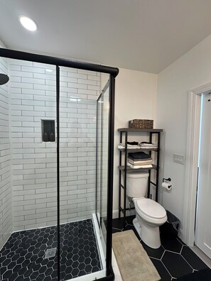 Shower, towels, soap, shampoo - The Cardinal- Unique Container home 5 minutes outside of downtown Athens and OU. (Athens)