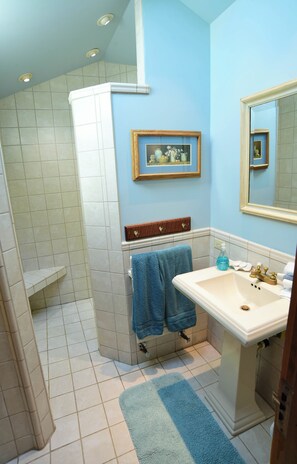 Een haardroger, handdoeken, zeep, toiletpapier