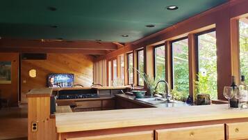 Een microgolfoven, een oven, een kookplaat, een vaatwasser