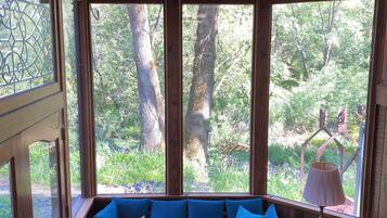 Televisie en een open haard