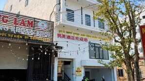 A multi-story building with 'MINH ANH HOTEL' signage at the top. - Minh Anh Hotel (Hung Nguyen)