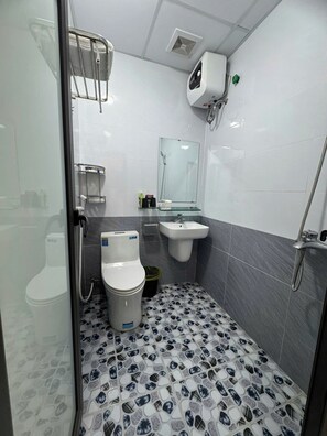 Quarto casal básico | Banheiro