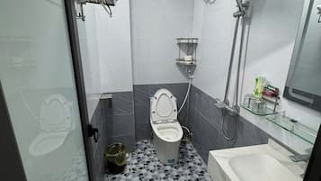 Basic Double Room | Bathroom