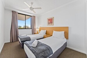 2 bedrooms, iron/ironing board, WiFi, bed sheets - Waves & Views Coastal Retreat (Gold Coast)