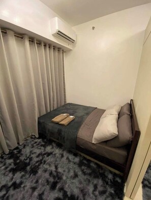 Basic Apartment, Balcony, City View | Desk, laptop workspace, free WiFi - LTamayo (Paranaque)