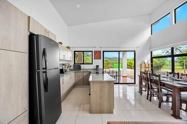 Fridge, microwave, oven, stovetop - Family Vacation Rental in Guanacaste, Costa Rica (Veintisiete de Abril, Guanacaste)
