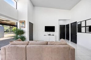 Smart TV - Family Vacation Rental in Guanacaste, Costa Rica (Veintisiete de Abril, Guanacaste)