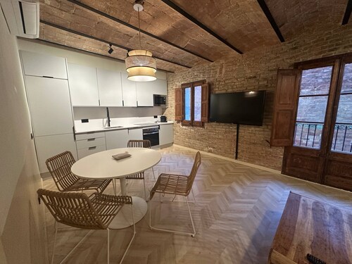 Rustic Apartment steps away from Sagrada Família - restaurants, transport nearby