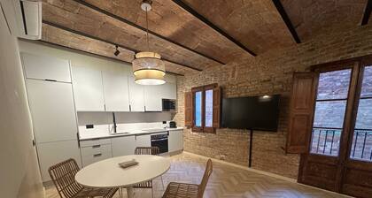 Rustic Apartment steps away from Sagrada FamĂlia - restaurants, transport nearby