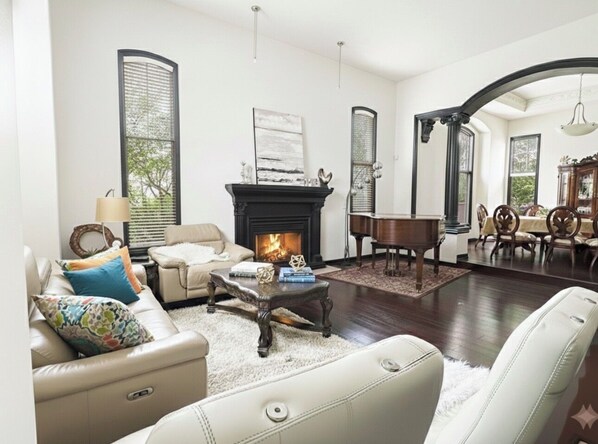 Living area - Luxury Executive Home 6000 sq ft 5 bedrm central location with AC and fitness rm (Calgary)