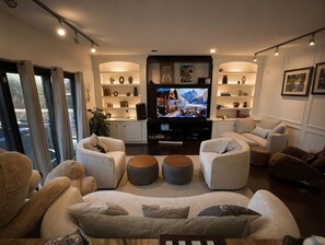 Living area - Luxury Executive Home 6000 sq ft 5 bedrm central location with AC and fitness rm (Calgary)