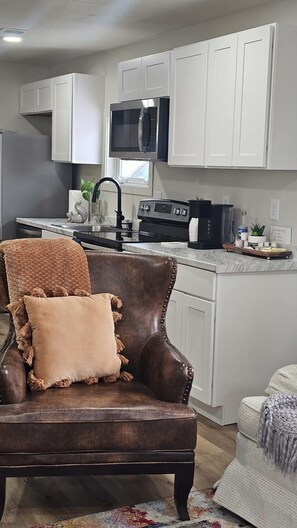 Microondas, horno, parrilla de estufa y lavavajillas 