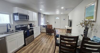 5 MINUTES FROM HOSPITAL. Centrally located charming 2-bedroom house in Casper.