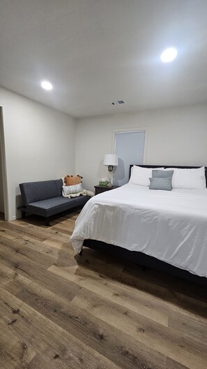 Tabla de planchar con plancha, wifi y ropa de cama 