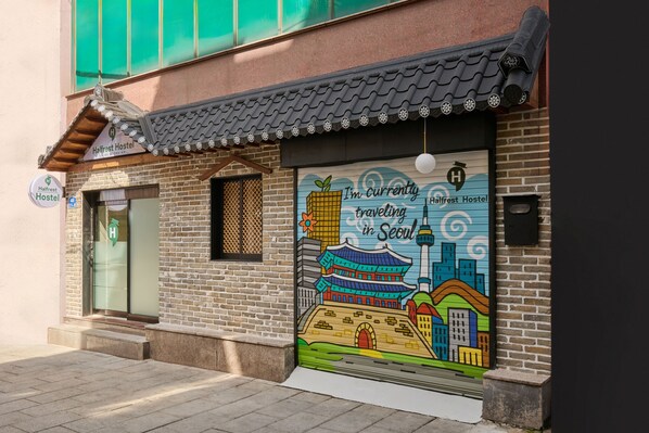 Exterior detail - Halfrest Hostel Jongno Insa (Seoul)