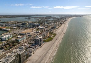 Sun-loungers, beach towels - NEW:Waterfront Condo at Madeira Beach MBYC (Madeira Beach)