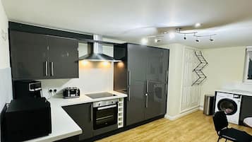 Frigorifero con congelatore, forno a microonde nell'area comune