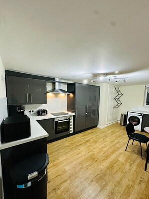 Refrigerador con freezer, microondas, cafetera/tetera