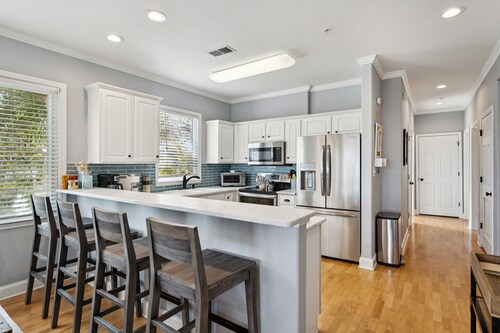 Beach across the street, Easy walk to downtown Folly! Covered porch - Cool Corner