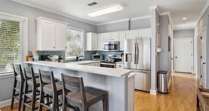 Beach across the street, Easy walk to downtown Folly! Covered porch - Cool Corner