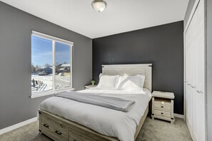 5 bedrooms, free WiFi, bed sheets - Fresh & Modern | Game Room + Putting Green (Colorado Springs)