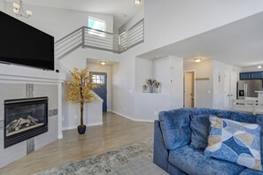 Smart TV, fireplace, ping pong - Fresh & Modern | Game Room + Putting Green (Colorado Springs)