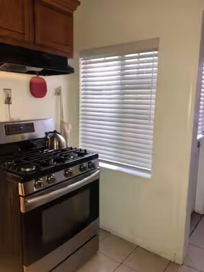 Private kitchen - Quiet Tucked-Away Courtyard Retreat 2BR Bungalow Parking Near Beach & Downtown (Long Beach)