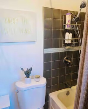 Haartrockner, Handtücher, Seife, Shampoo