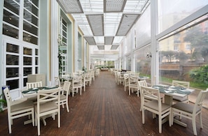 تناول الطعام بالخارج