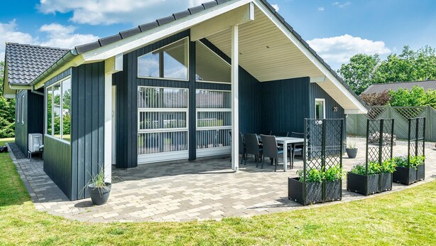 A modern house with a covered patio, large windows, and a number 29 sign. - Cozy home in Ansager with sauna (Ansager)