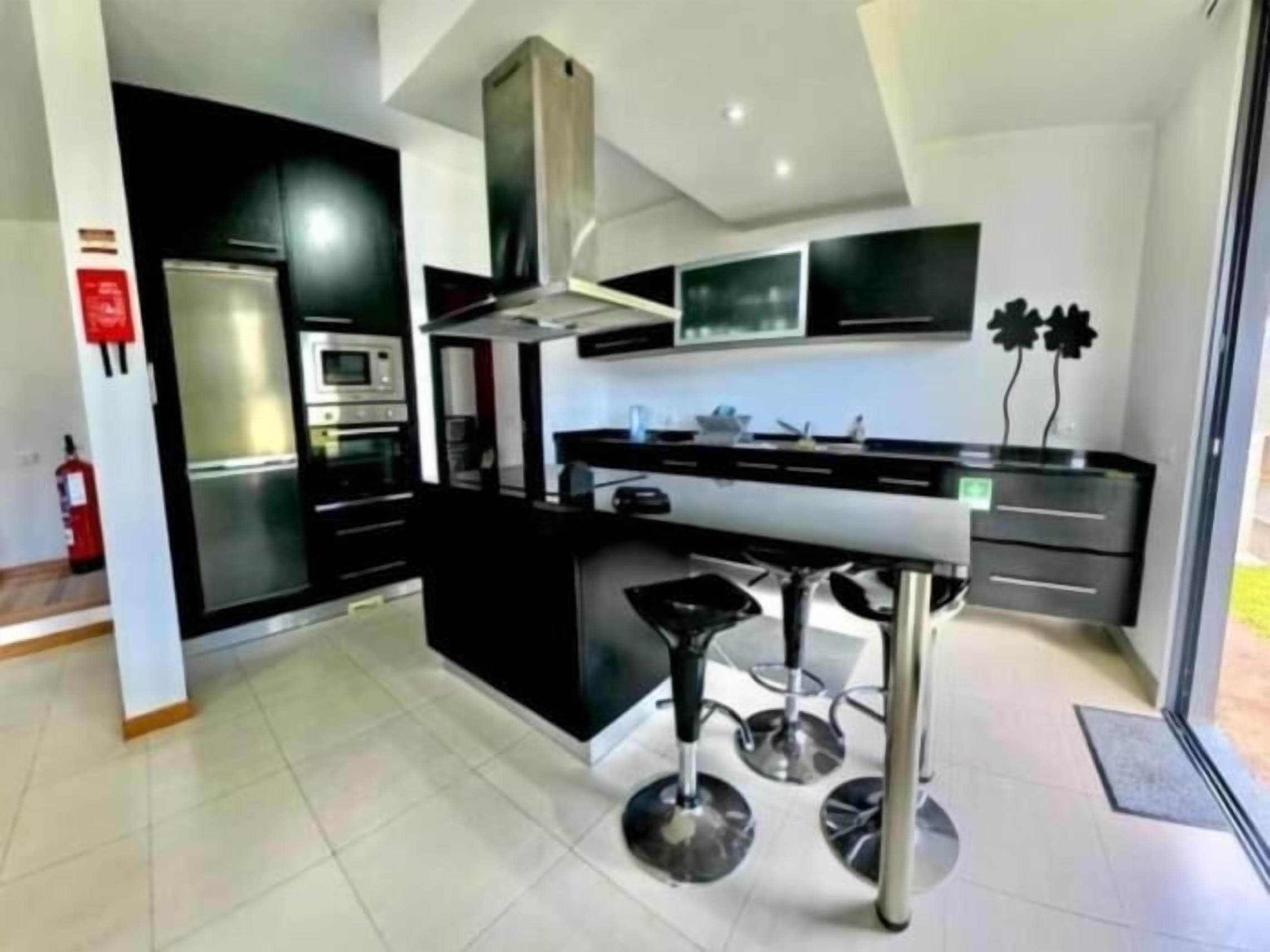 Réfrigérateur, micro-ondes, four, cafetière/bouilloire