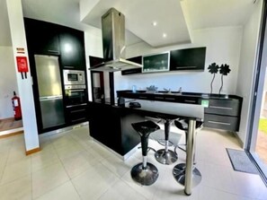 Frigorífico, microondas, horno y cafetera o tetera