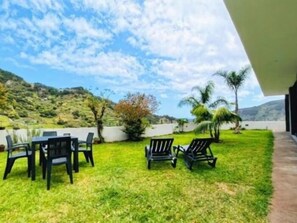 Outdoor dining - Sal e Pimenta House - A Wellbeing Retreat - 3 bedrooms · 3 baths (Machico)
