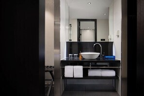 Doppia Basic, 1 letto queen, non fumatori, aria condizionata | Bagno | Doccia, set di cortesia gratuito, asciugacapelli, asciugamani