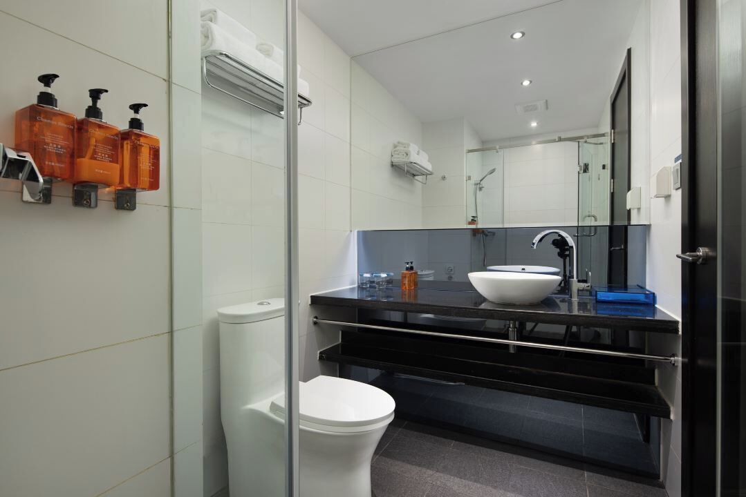 Chambre avec lits jumeaux | Salle de bain | Douche, sèche-cheveux, serviettes fournies, shampoing