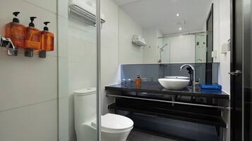 Chambre avec lits jumeaux | Salle de bain | Douche, sèche-cheveux, serviettes fournies, shampoing