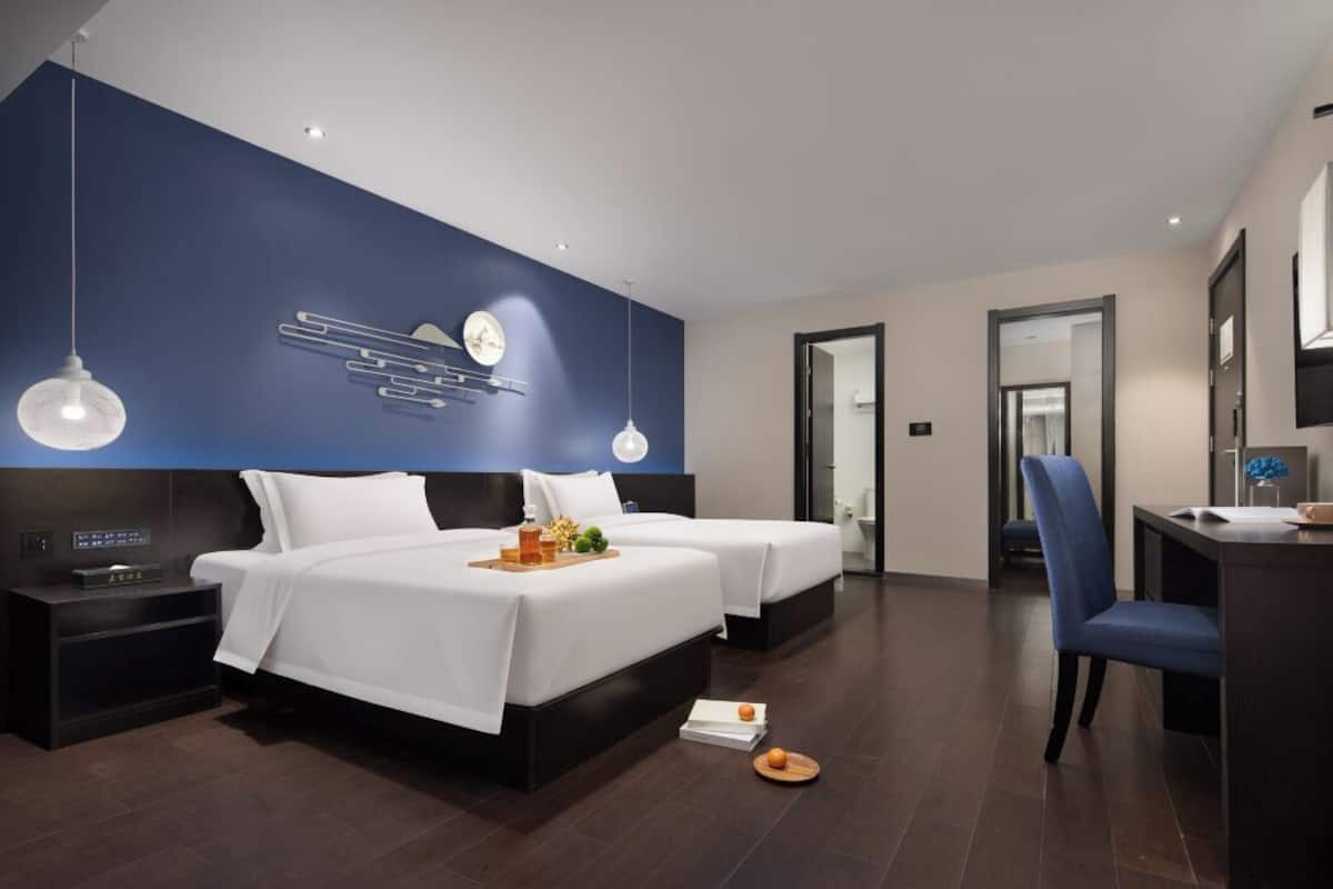 Kahden hengen perushuone (kaksi sänkyä) | Työpöytä, kannettavalle tietokoneelle sopiva työtila, ilmainen Wi-Fi