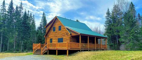 Vista frontal de la propiedad