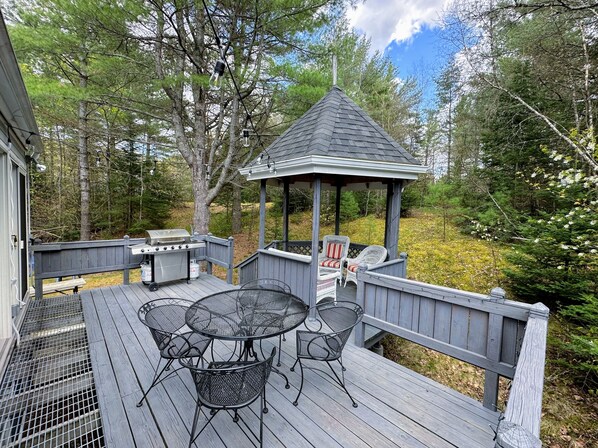 Interior - 43tv Peaceful Retreat in the White Mountain, Fireplace, Fire Pit, Large Yard, Wifi, AC (Twin Mountain)