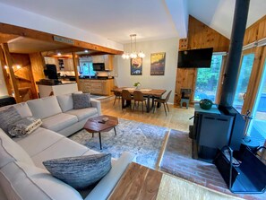 Interior - 43tv Peaceful Retreat in the White Mountain, Fireplace, Fire Pit, Large Yard, Wifi, AC (Twin Mountain)