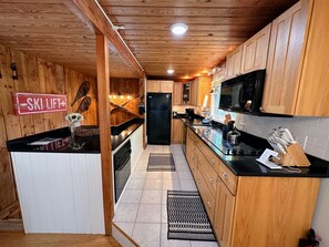 Interior - 43tv Peaceful Retreat in the White Mountain, Fireplace, Fire Pit, Large Yard, Wifi, AC (Twin Mountain)