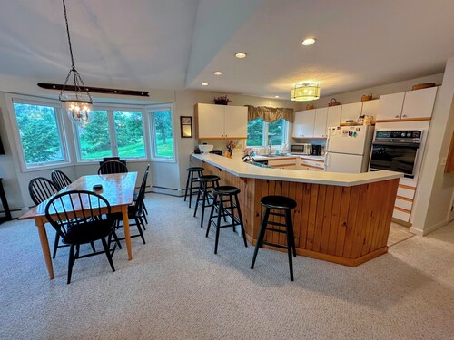 F14 Bretton Woods Condo Along Golf Course, Short Walk From Omni Mount Washington Hotel!
