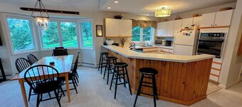 F14 Bretton Woods Condo Along Golf Course, Short Walk From Omni Mount Washington Hotel!