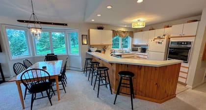 F14 Bretton Woods Condo Along Golf Course, Short Walk From Omni Mount Washington Hotel!