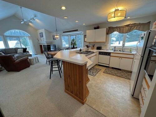 F14 Bretton Woods Condo Along Golf Course, Short Walk From Omni Mount Washington Hotel!