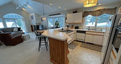F14 Bretton Woods Condo Along Golf Course, Short Walk From Omni Mount Washington Hotel!