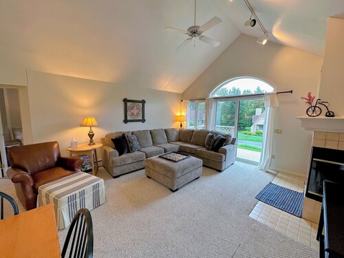 F14 Bretton Woods Condo Along Golf Course, Short Walk From Omni Mount Washington Hotel!