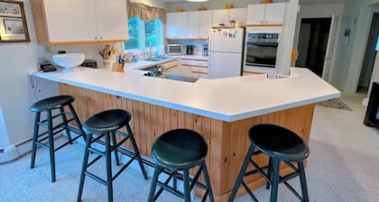 F14 Bretton Woods Condo Along Golf Course, Short Walk From Omni Mount Washington Hotel!