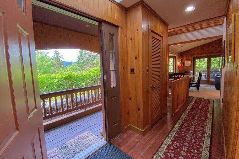 FC9 Renovated Bretton Woods Slopeside Condo With 2 Living Rooms, Foosball, air Hockey!